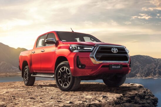 A Hilux 2021 vem com faróis em led, rodas de liga leve, extensão dos para-lamas e com motores a diesel e bicombustível