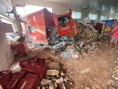 Dois funcionários do mercado estão em estado grave