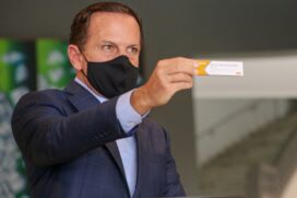 Doria mostra dose da vacina Coronavac