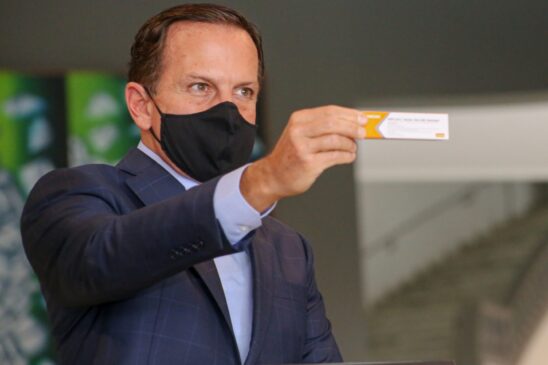 Doria mostra dose da vacina Coronavac