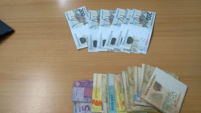 Com os criminosos foram apreendidas notas falsas de R$ 200 e uma quantia que somava R$ 1.651