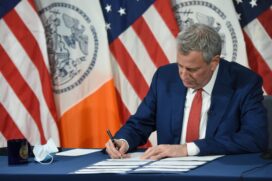 O prefeito de de Nova York, Bill de Blasio, decretou o fechamento de escolas para conter novo avanço da Covid-19 na cidade