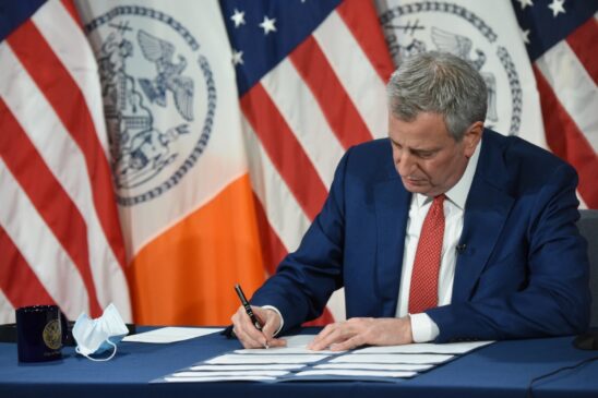 O prefeito de de Nova York, Bill de Blasio, decretou o fechamento de escolas para conter novo avanço da Covid-19 na cidade