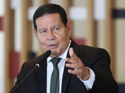 Hamilton Mourão assume como presidente durante a viagem de Bolsonaro ao país de Vladimir Putin