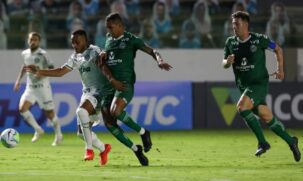 O jogador Fabricio, da SE Palmeiras, disputa bola com o jogador David Duarte, do Goiás EC