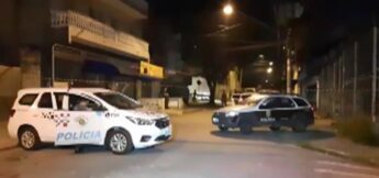 De acordo com a polícia, testemunhas informaram que o suspeito estava acompanhado por uma mulher e criança