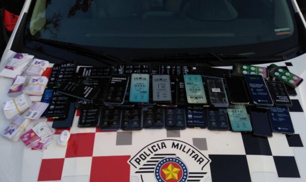 Os policiais apreenderam com o menor 52 celulares, 99 chips, cinco carregadores e três fones de ouvido