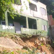 Renata de Souza, moradora da Rua 8, está com sua casa sob risco desde março
