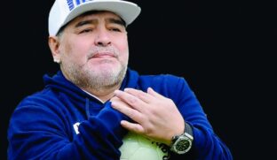 O atleta faleceu no dia 25 de novembro de 2020, aos 60 anos e, segundo investigação dos promotores, Maradona estaria em situação de desamparo, "deixado à própria morte"