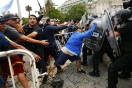 Houve focos de confusão, e a polícia, com equipamento de choque, chegou a intervir para dispersar a multidão