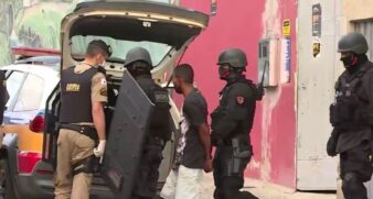 Antes das 6h, o homem se rendeu e foi preso