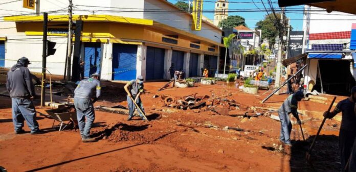 Equipes enviadas pela Prefeitura de São Carlos estão trabalhando desde a noite de quinta-feira na limpeza da cidade