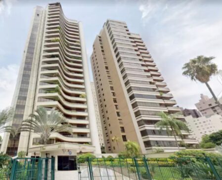 Entre os lotes, vale destacar um apartamento com 468 m²