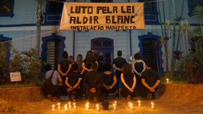 Foram acesas velas em frente à Secretaria de Cultura e Turismo