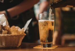 Neste ano, o volume de vendas no território nacional deve chegar a 16 bilhões de litros, 4,5% a mais em relação a 2022, de acordo com o Sindicato Nacional da Indústria da Cerveja