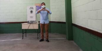 O candidato do Podemos à prefeitura de São Vicente, Kayo Amado, votou por volta das 11h15 da manhã na Fortec da cidade