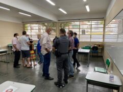 Fiscais, mesários e policiais militares avisaram a eleitora sobre o crime