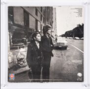 Segundo a Goldin, Lennon assinou o disco no dia 8 de dezembro de 1980, cinco horas antes de Chapman atirar no ex-Beatle