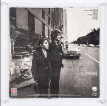 Segundo a Goldin, Lennon assinou o disco no dia 8 de dezembro de 1980, cinco horas antes de Chapman atirar no ex-Beatle