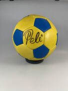 Bola autografada por Pelé