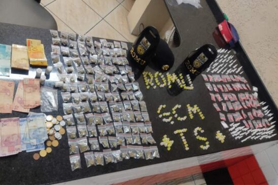 Foram encontrados 196 pinos de cocaína, 158 pedras de crack e 130 porções de maconha