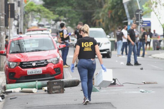 Parte do dinheiro ficou espalhada pelas ruas do município e os criminosos fugiram após o crime