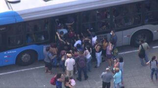 Ônibus ficaram lotados na manhã desta terça-feira