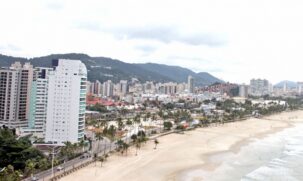 O banho de mar est&aacute; liberado, mas fica suspenso o uso de guarda-s&oacute;is e cadeiras