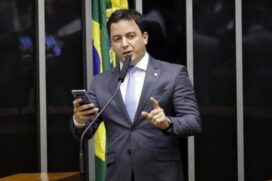 O deputado Célio Studart (PV-CE) é o autor do projeto