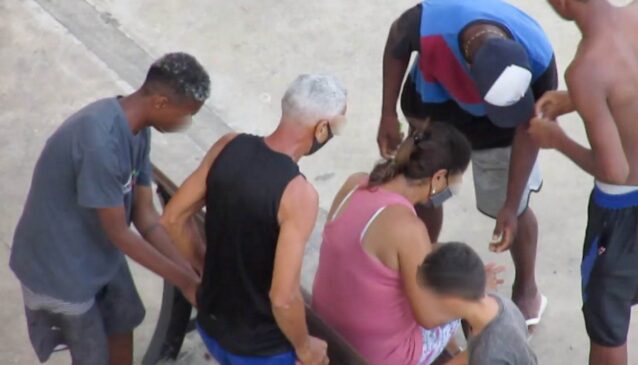 O crime durou cerca de 30 segundos e as vítimas não reagiram