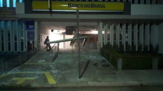 Um grupo com cerca de 20 criminosos assaltou uma agência do Banco do Brasil no começo da madrugada desta quarta-feira