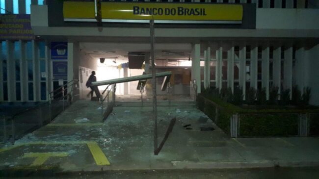 Um grupo com cerca de 20 criminosos assaltou uma agência do Banco do Brasil no começo da madrugada desta quarta-feira