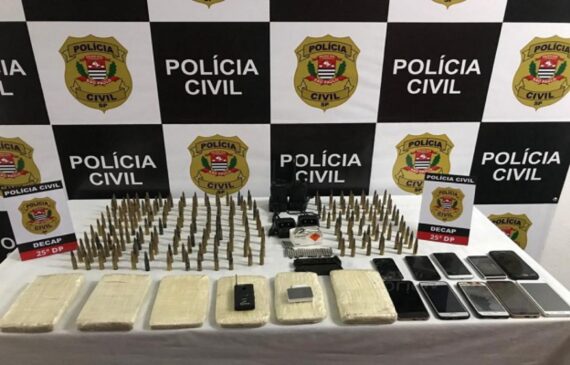 Polícia encontrou armas, munição e malotes de dinheiro com a mulher presa em São Paulo; outras prisões ocorreram no sul