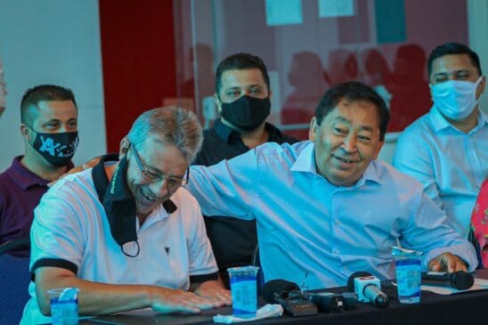 Prefeito eleito, Aprígio (dir.), ao lado de seu vice na chapa, Buscarini