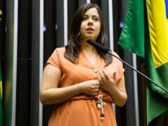 A deputada federal Sâmia Bomfim (PSOL-SP) teve seu microfone cortado pelo presidente da CPI do MST, Tenente-coronel Zucco (Republicanos-RS)