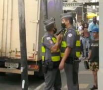 Em um dos vídeos, um policial (com a máscara abaixada) discute com o companheiro de trabalho, que não reage