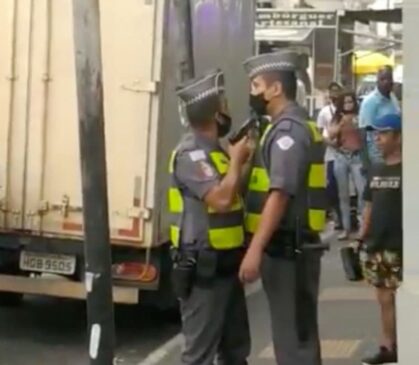 Em um dos vídeos, um policial (com a máscara abaixada) discute com o companheiro de trabalho, que não reage