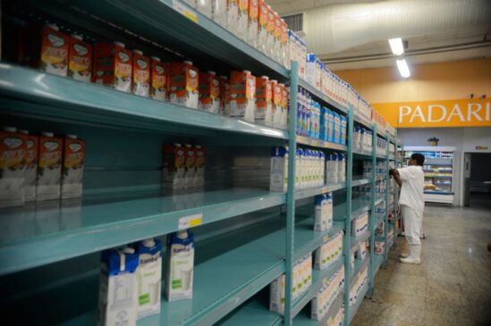 A cada 100 produtos tradicionalmente à disposição do consumidor, 18 estavam em falta nas gôndolas no mês passado