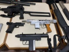 Foram apreendidas três metralhadoras calibre 9 milímetros, três espingardas e uma pistola calibre ponto 40
