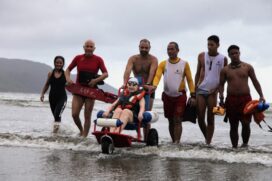 Mesmo com tempo fechado, a programação transcorreu pela manhã junto a outras opções de atividade física oferecidas na faixa da areia, como parte da Virada Inclusiva, em celebração ao Dia Internacional da Pessoa com Deficiência