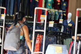 Dois em cada tr&ecirc;s brasileiros (65%) s&atilde;o favor&aacute;veis a que os estabelecimentos comerciais e outros lugares exijam o comprovante de vacina&ccedil;&atilde;o contra a Covid