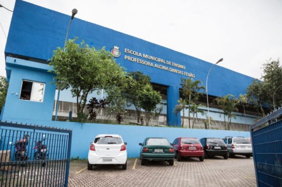 Escola Municipal de Ensino Profª Alcina Dantas Feijão está localizada na Rua Capivari, 500
