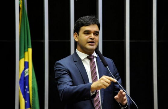 Rubens Pereira Junior, autor da proposta; Atualmente, a lei determina que se deva oferecer transporte apenas aos alunos da rede pública