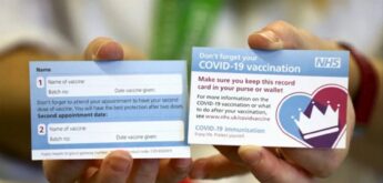 Os 20 milhões de britânicos imunizados receberão um cartão comprovando que tomaram a vacina