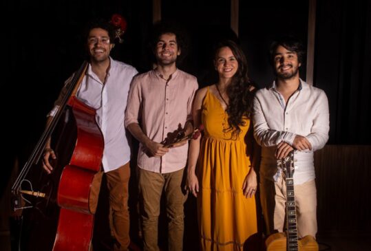 A cantora Jacque Falcheti e o trio Retrato Brasileiro
