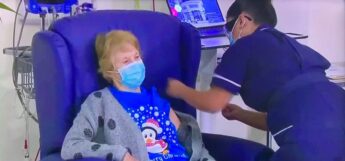 Uma senhora de 90 anos, Margaret Keenan, foi a primeira a receber uma dose da vacina em um hospital em Coventry