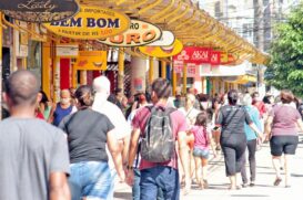 A mudança passa a valer neste sábado (12); a partir desta data, galerias, lojas de rua e camelódromos poderão funcionar das 9 às 22h