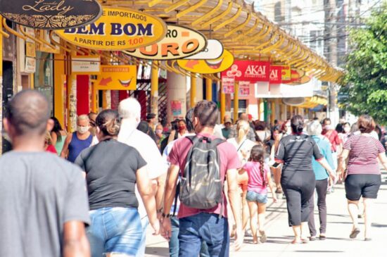 A mudança passa a valer neste sábado (12); a partir desta data, galerias, lojas de rua e camelódromos poderão funcionar das 9 às 22h