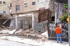 Edifício de cerca de 40 anos possui três andares e fica em área nobre de Fortaleza; moradores foram retirados do local