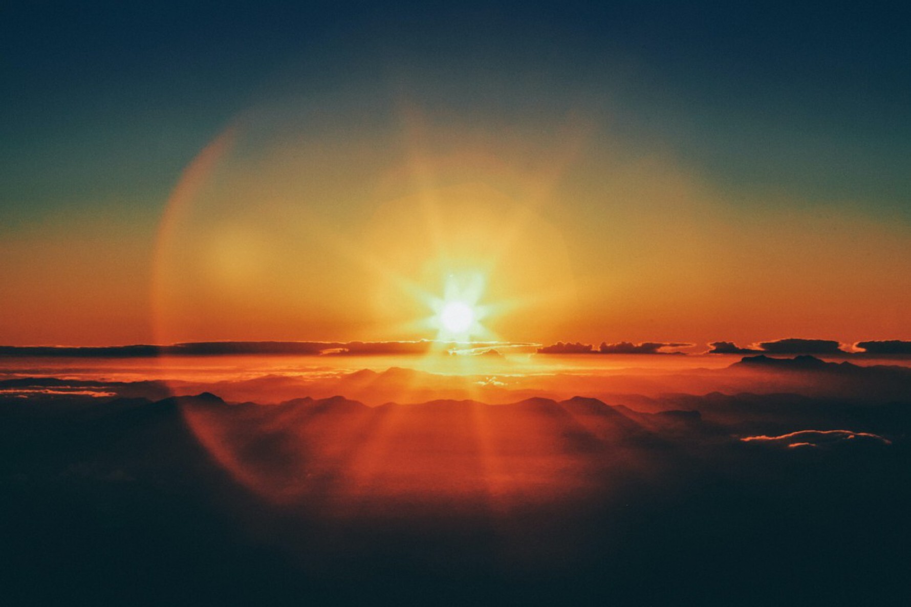 O dia amanhece com sol e temperaturas em elevação na Capital paulista.